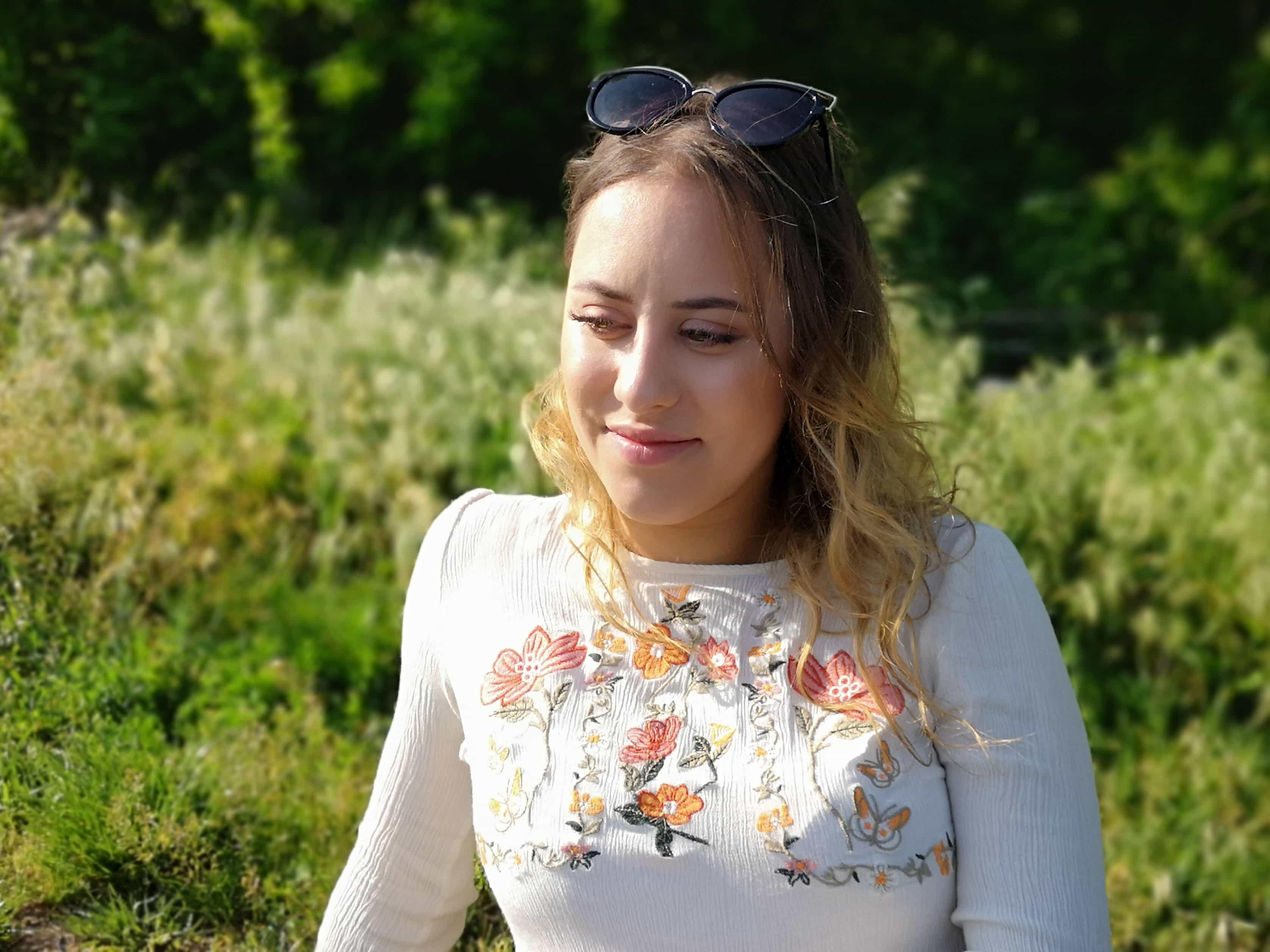 model portrait smartphone nature 